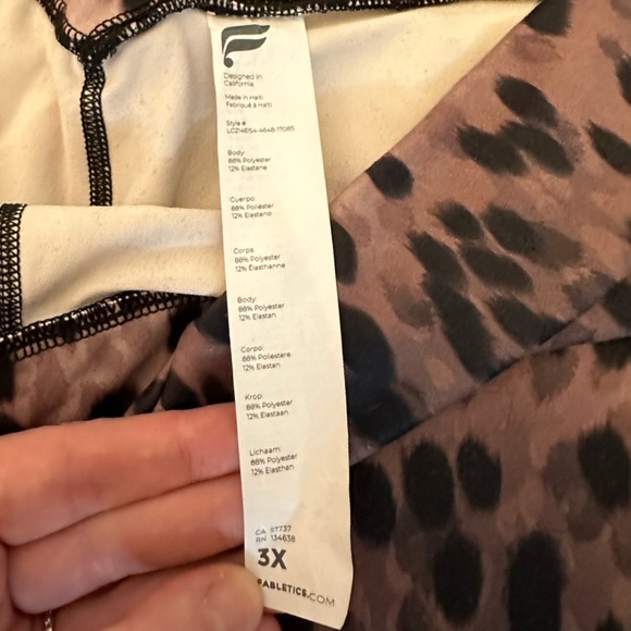 Fabletics Plus Size Boost PowerHold® High-Waisted Legging Size 3X Spotted Black - Picture 4 of 5